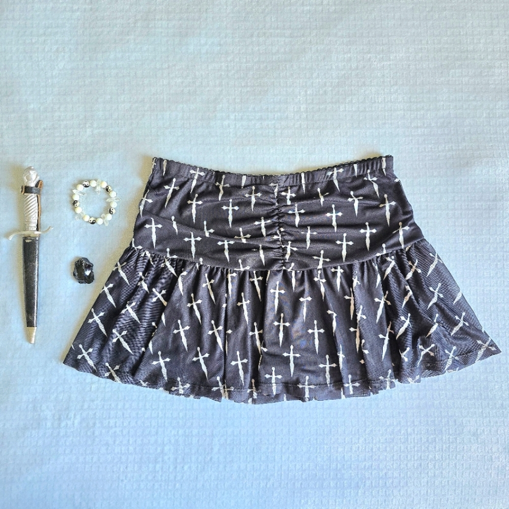 hot topic dagger print ruffle mini skirt // alt grunge goth y2k edgy